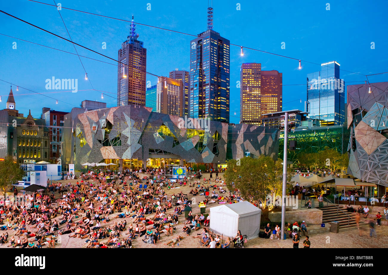 Australien, Victoria, Melbourne. Federation Square bei Einbruch der Dunkelheit beleuchtet Stockfoto