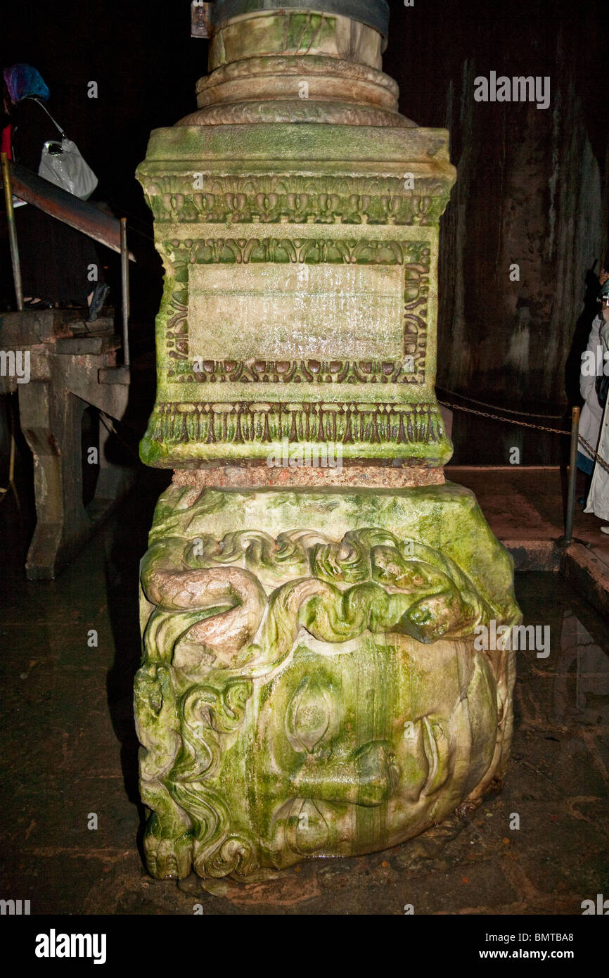 Das Haupt der Medusa am Fuße des einer Spalte, Basilika Zisterne Yerebatan Sarnici, Sultanahmet, Istanbul, Türkei Stockfoto