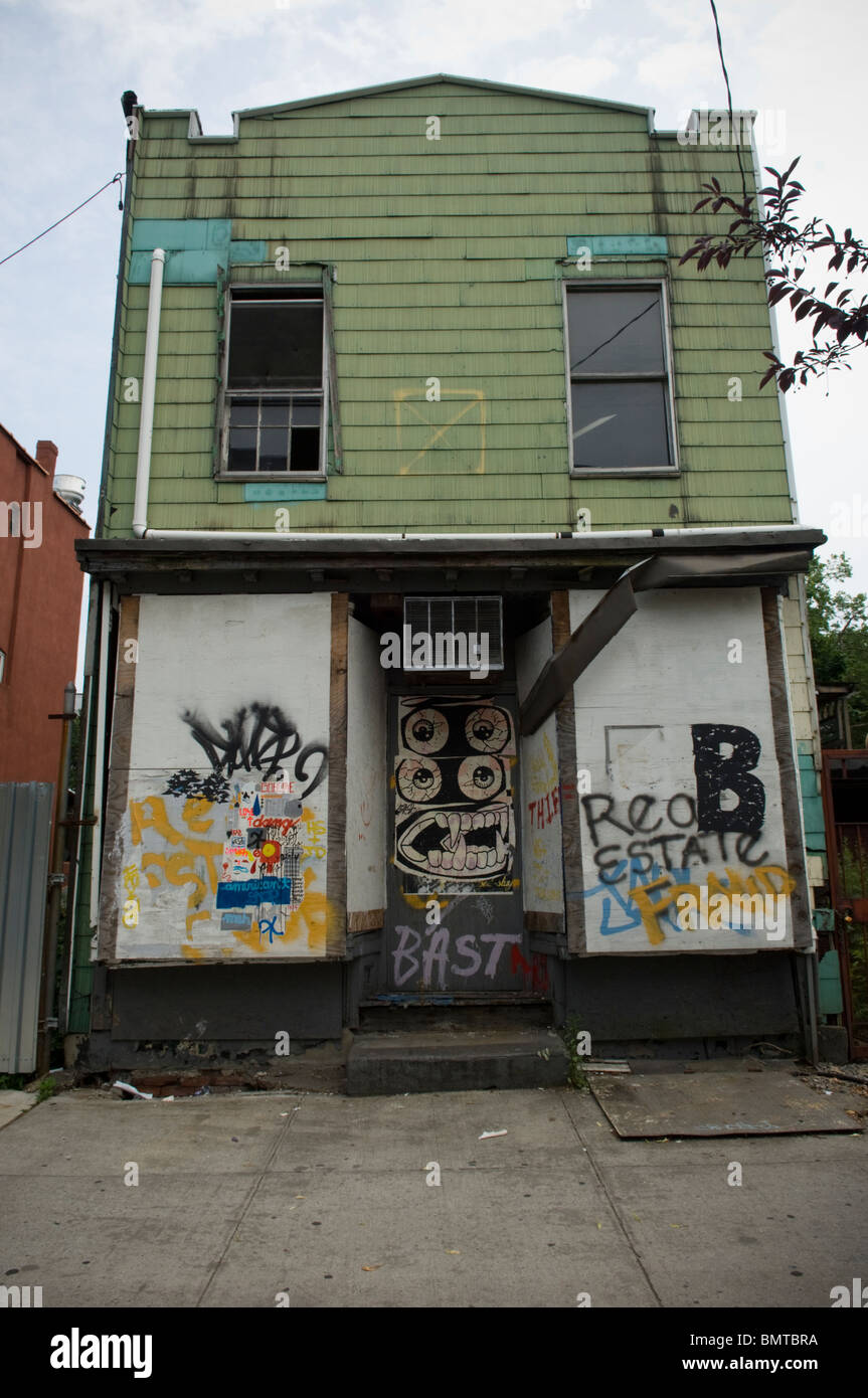 Ein leerstehendes Gebäude im Stadtteil Red Hook, Brooklyn in New York auf Sonntag, 13. Juni 2010. (© Frances M. Roberts) Stockfoto