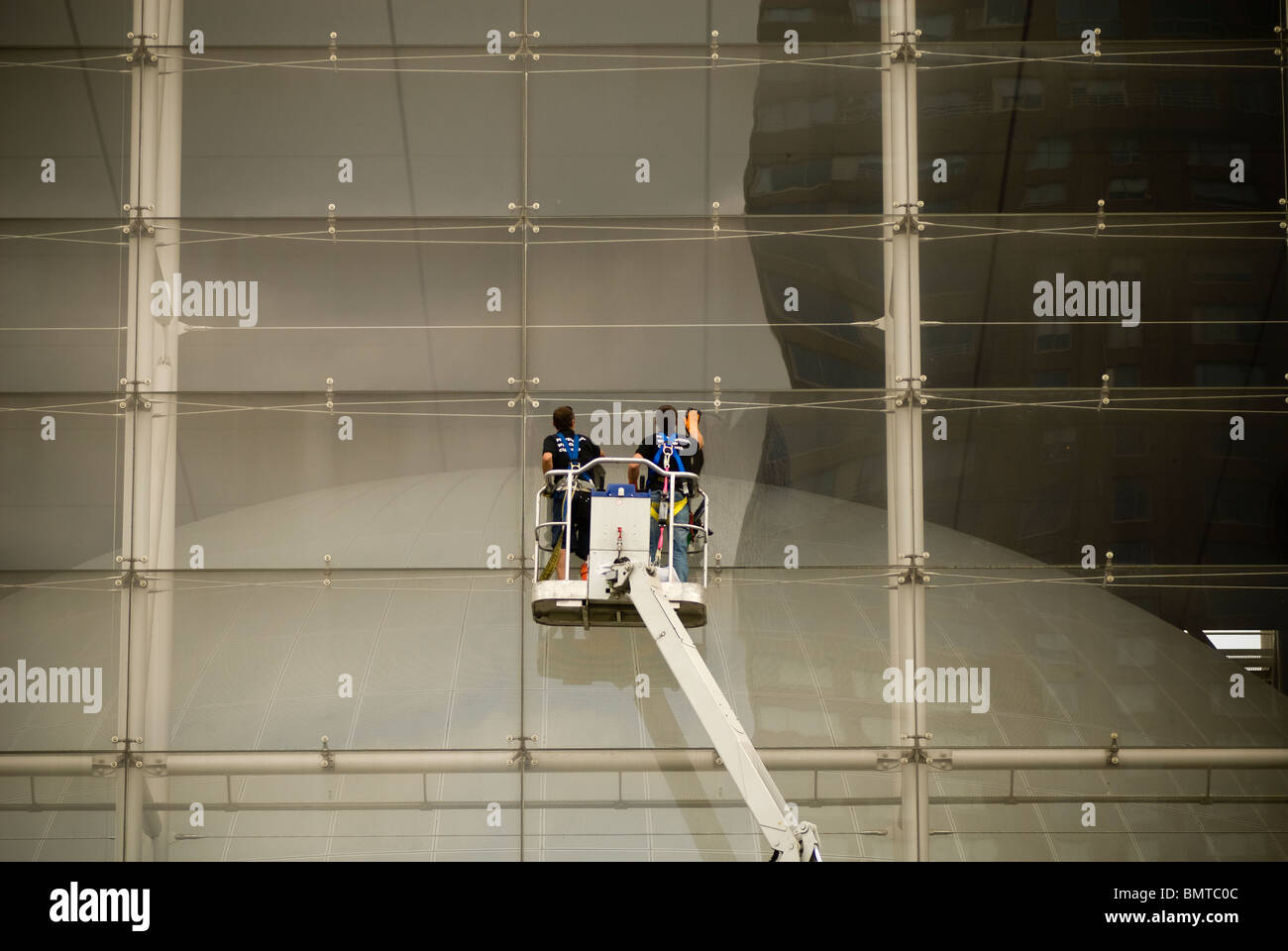 Fenster Scheiben reinigen die massive Glas-Fassade in der Mitte der Rose des American Museum of Natural History in New York Stockfoto