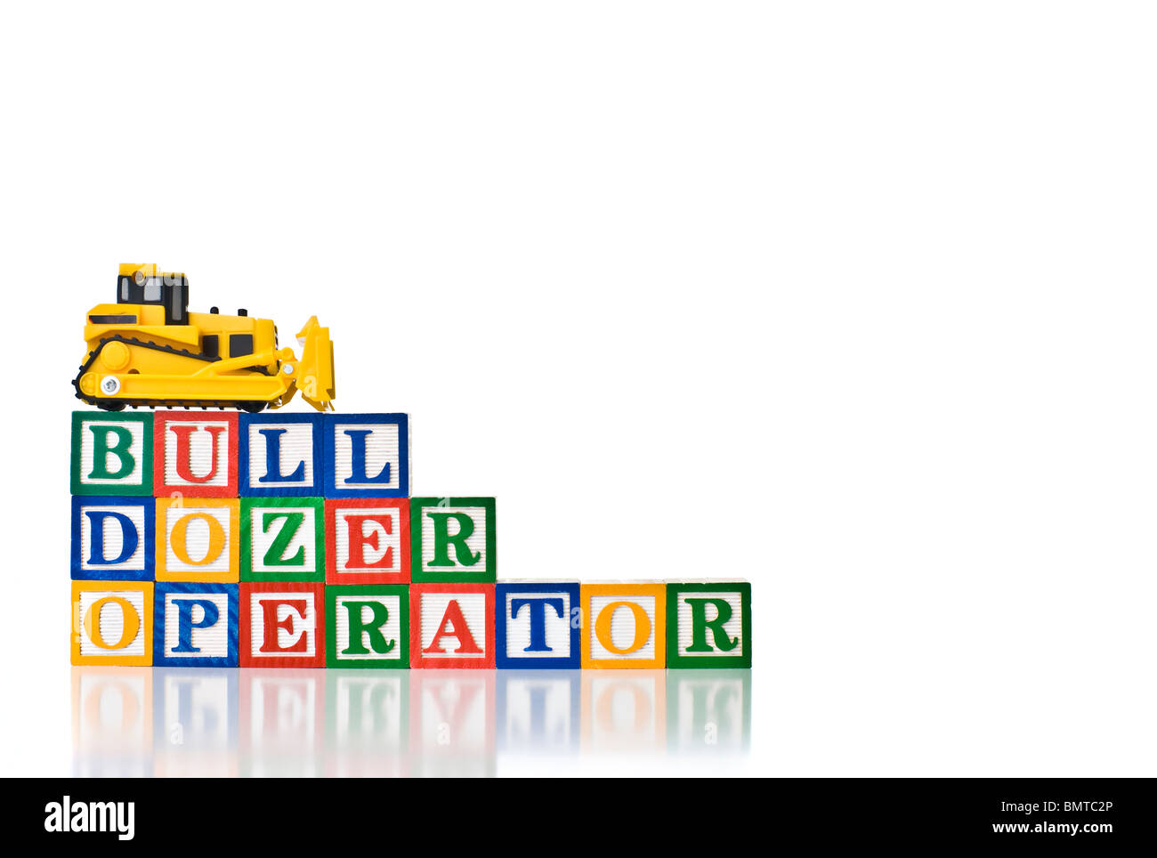 Bunte Kinder-Blöcke Rechtschreibung BULL DOZER-OPERATOR mit einem Bulldozer Modell Stockfoto