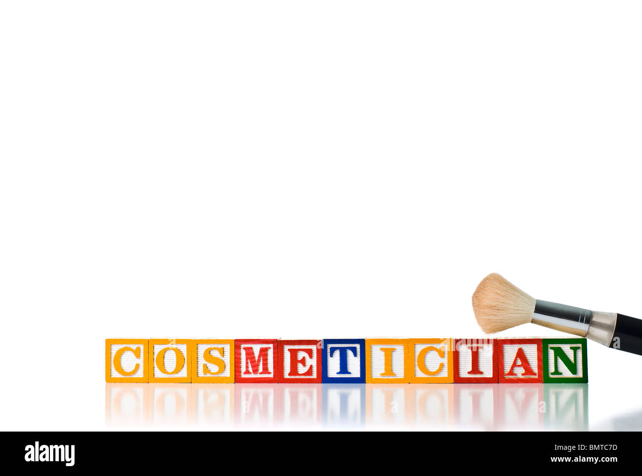 Bunte Kinder-Blöcke Rechtschreibung Kosmetikerin mit einem Pinsel Stockfoto