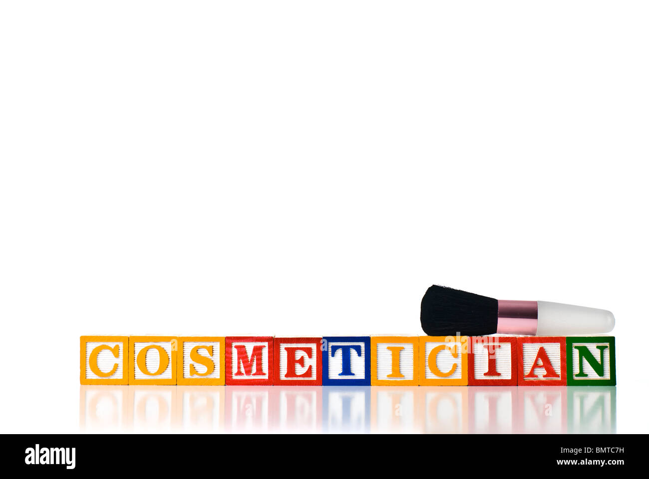 Bunte Kinder-Blöcke Rechtschreibung Kosmetikerin mit einem Pinsel Stockfoto