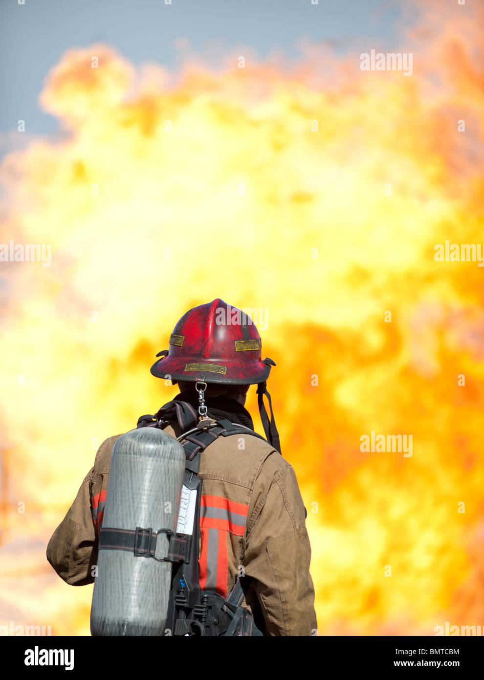 Ein Feuer-Kapitän beobachtet Propan Flammen während einer Übung. Stockfoto