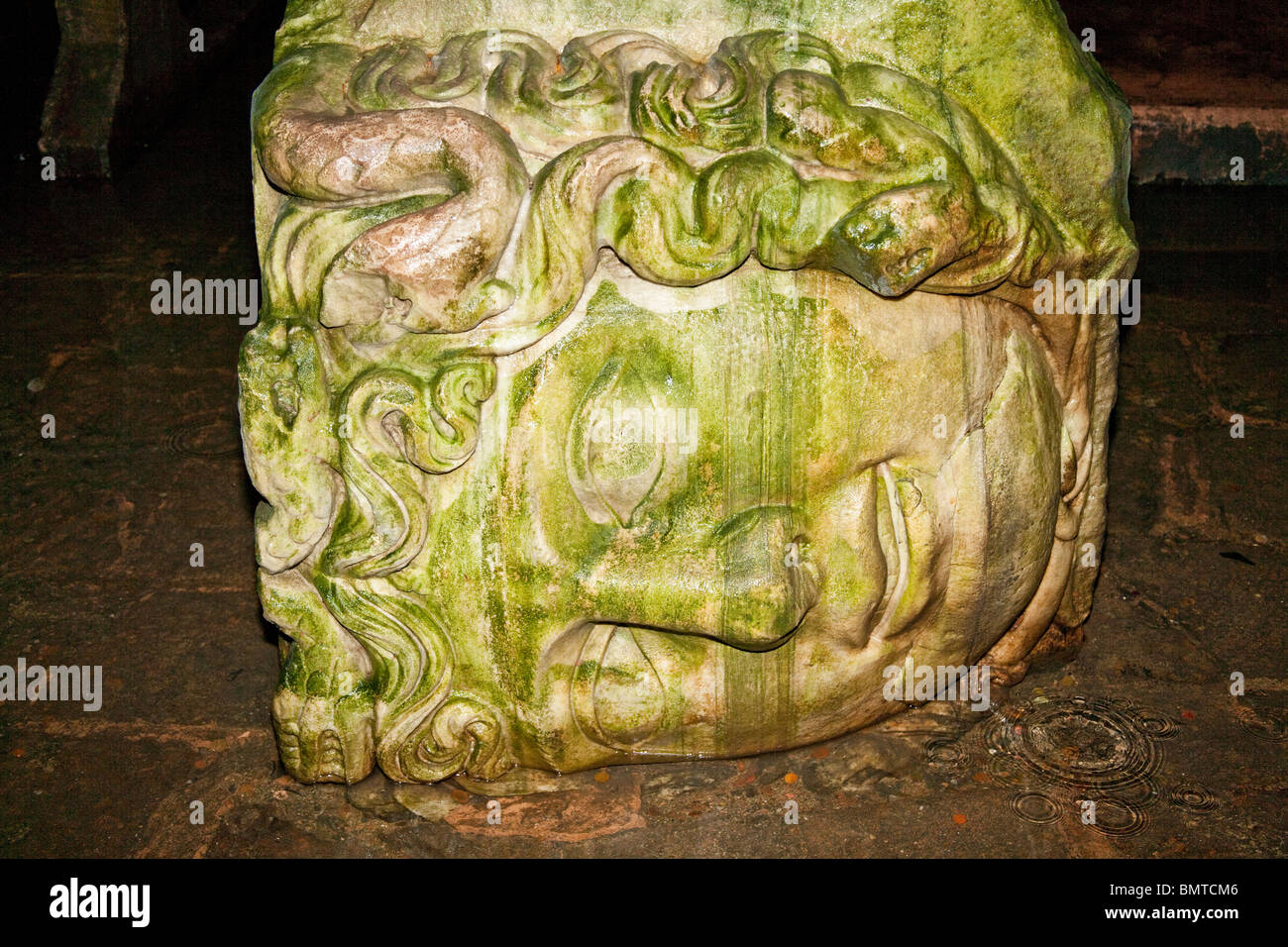 Das Haupt der Medusa am Fuße des einer Spalte, Basilika Zisterne Yerebatan Sarnici, Sultanahmet, Istanbul, Türkei Stockfoto