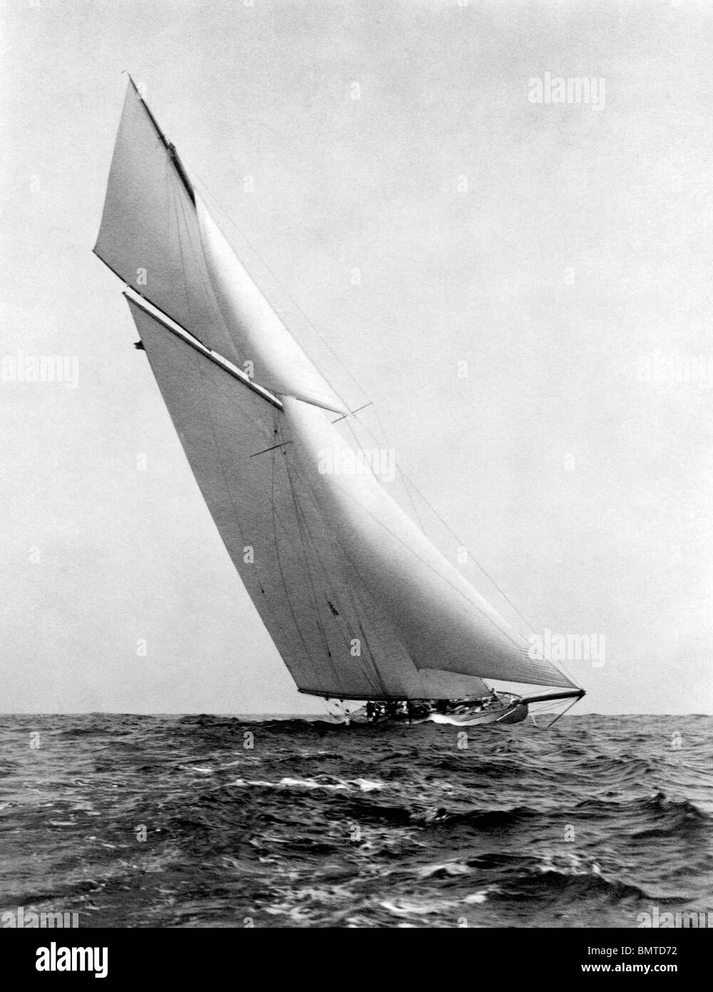 Abhängigkeit der Yacht unter vollen Segeln - 1903 Amerikas Cup-Verteidiger Stockfoto