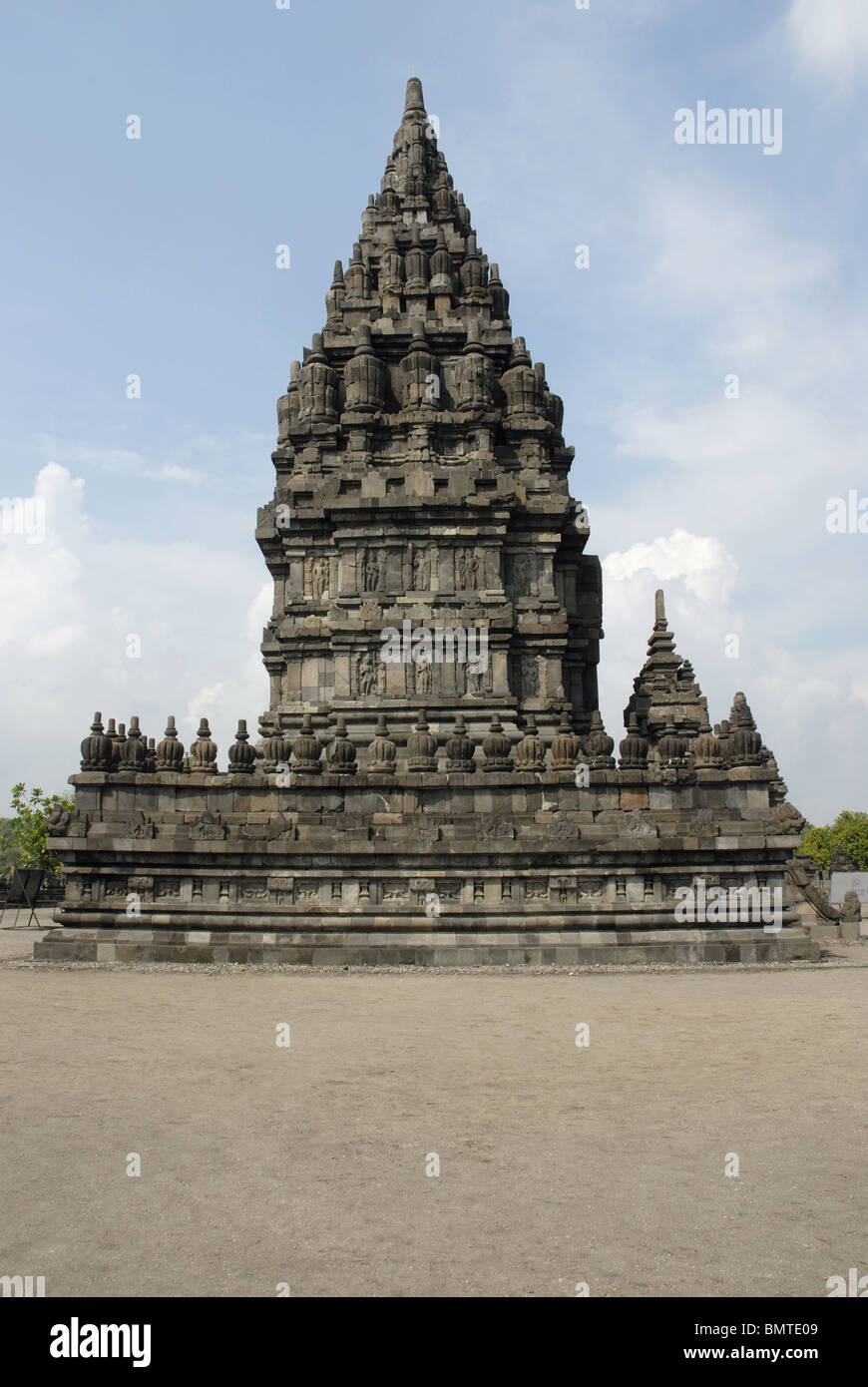Indonesien-Java, Prambanan Tempel, Shiva-Tempel, General-Ansicht von Süden zeigt Details der Sockel, näher-Blick. Stockfoto