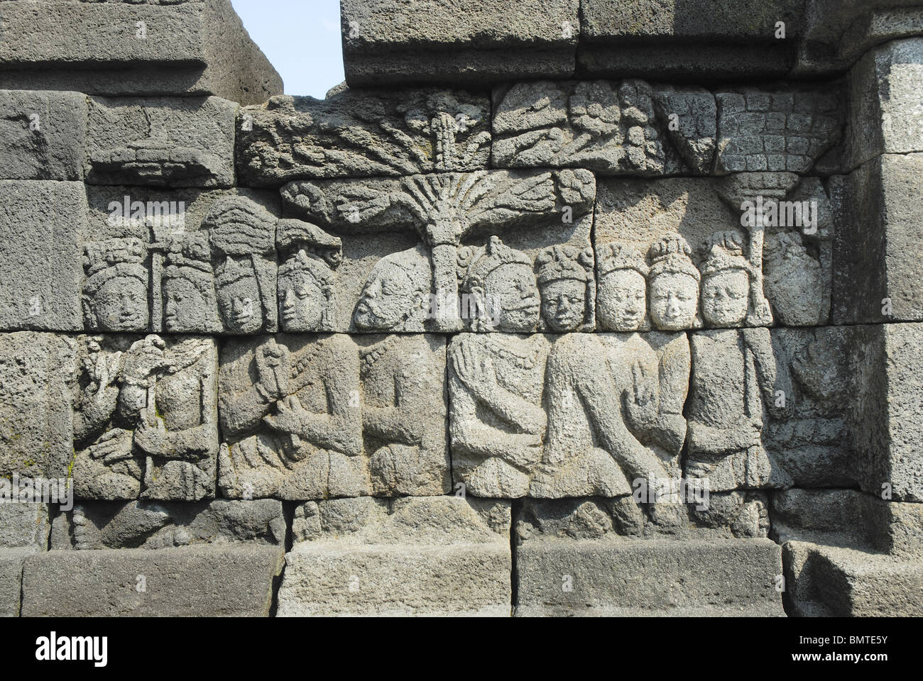 Indonesien-Java-Borobudur, sitzende Schüler unter einem Baum. Stockfoto