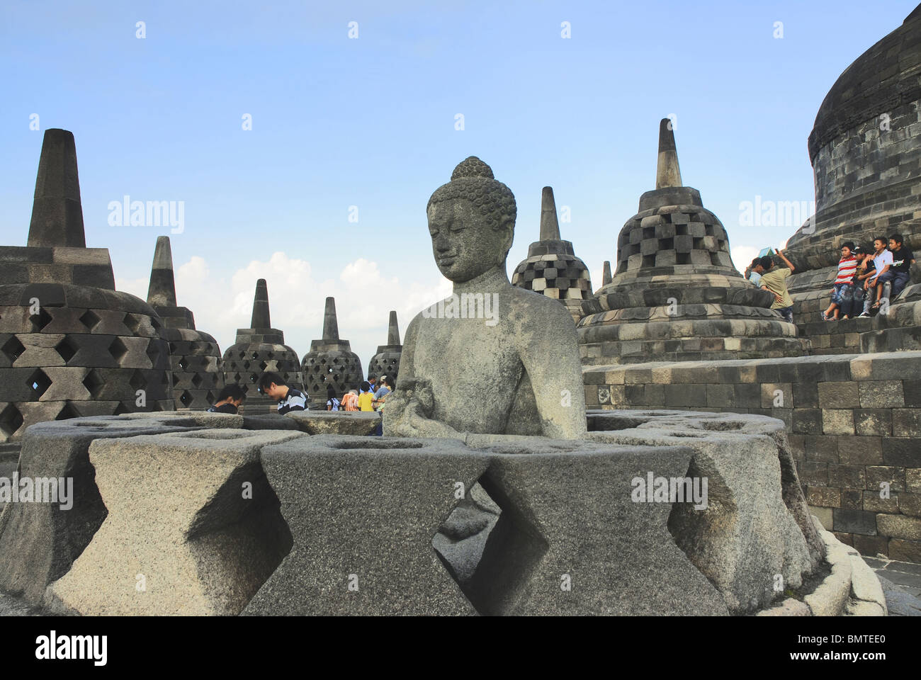 Indonesien-Java-Borobudur, General-View des Buddha in Padmasana in einem perforierten Stupas. Stockfoto