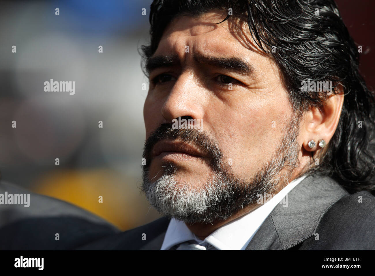 Argentinien-Cheftrainer Diego Maradona auf der Mannschaftsbank vor dem Start eines Spiels der FIFA-Weltmeisterschaft gegen Südkorea am 17. Juni 2010 in Johannesburg, Südafrika. Nur redaktionelle Verwendung. Stockfoto