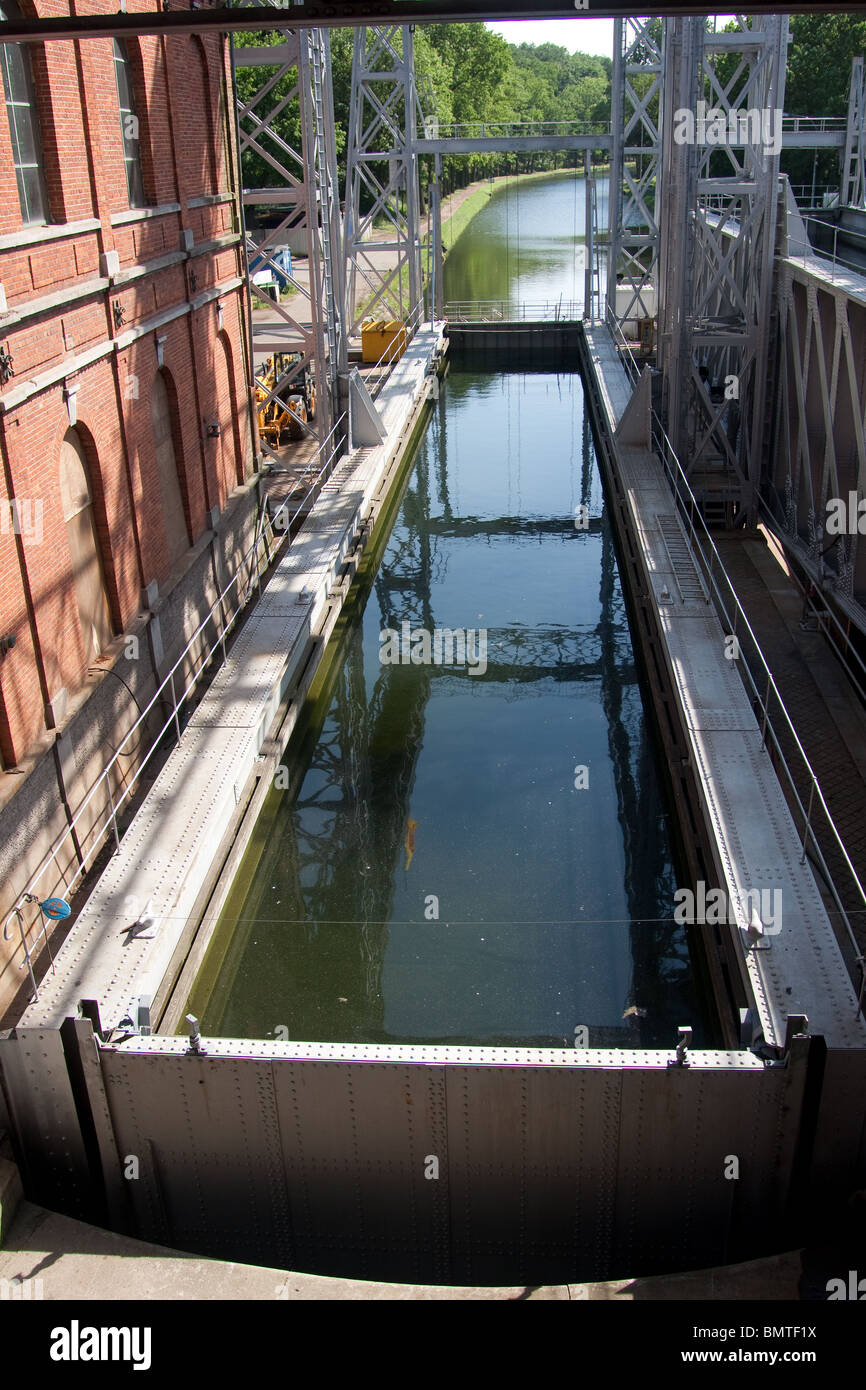 Hydraulischer kanallift -Fotos und -Bildmaterial in hoher Auflösung – Alamy