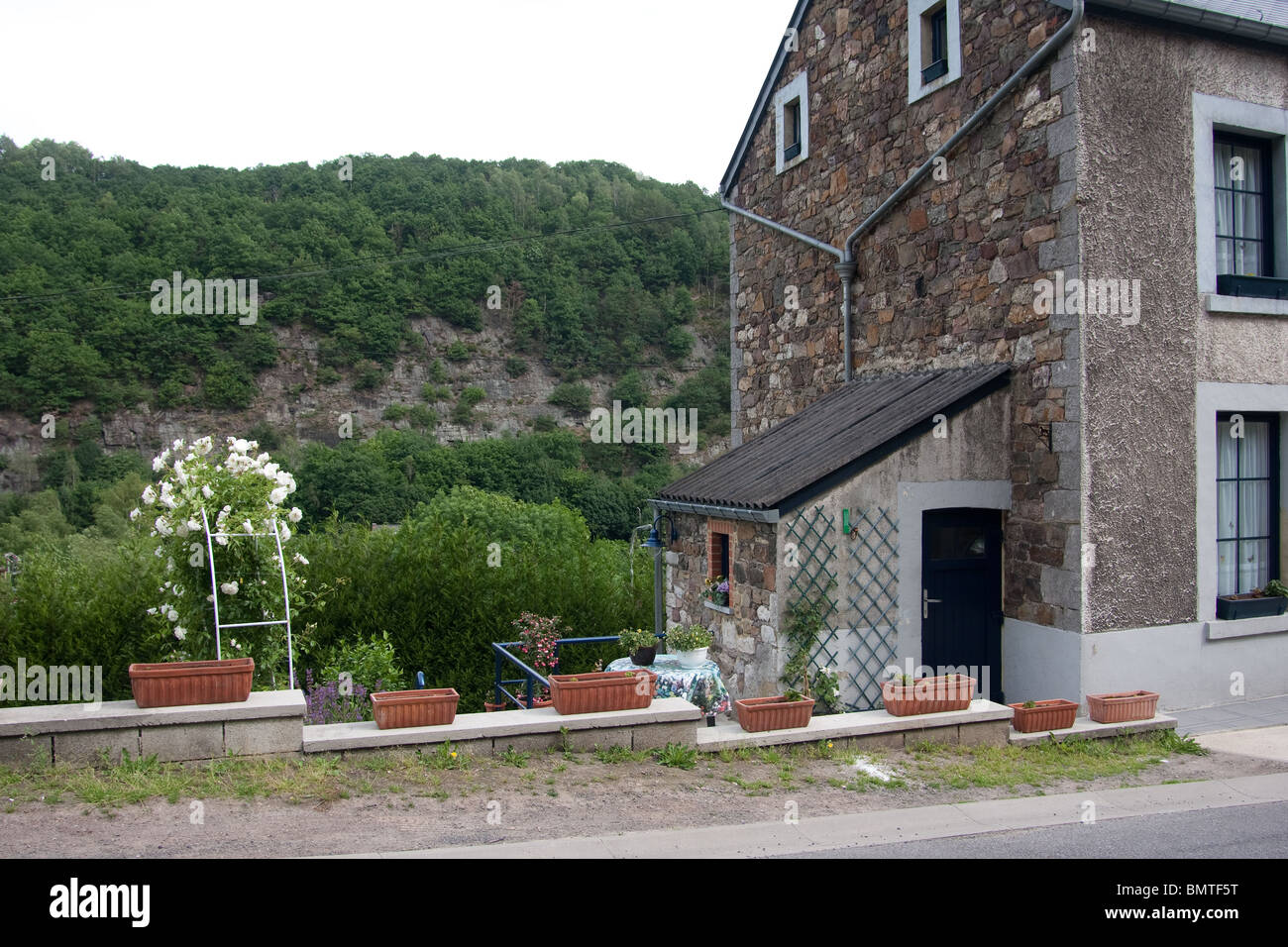 Hügel Dorf Haus steile Straße Wald Gebirge Stockfoto