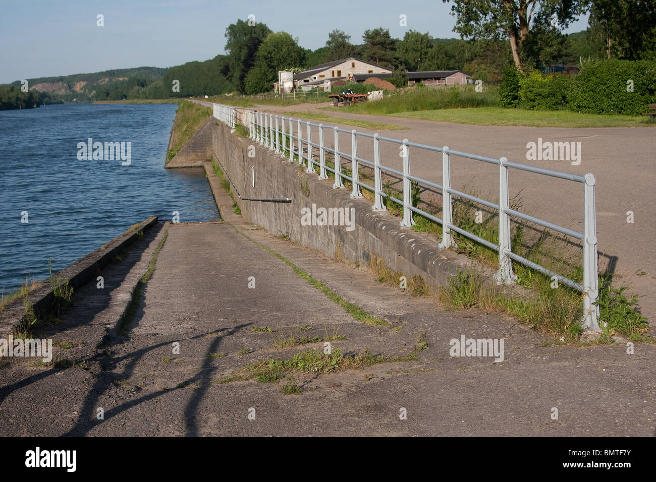 konkrete kleines Boot Slipanlage Fluss Zaun Weg Bäume Stockfoto