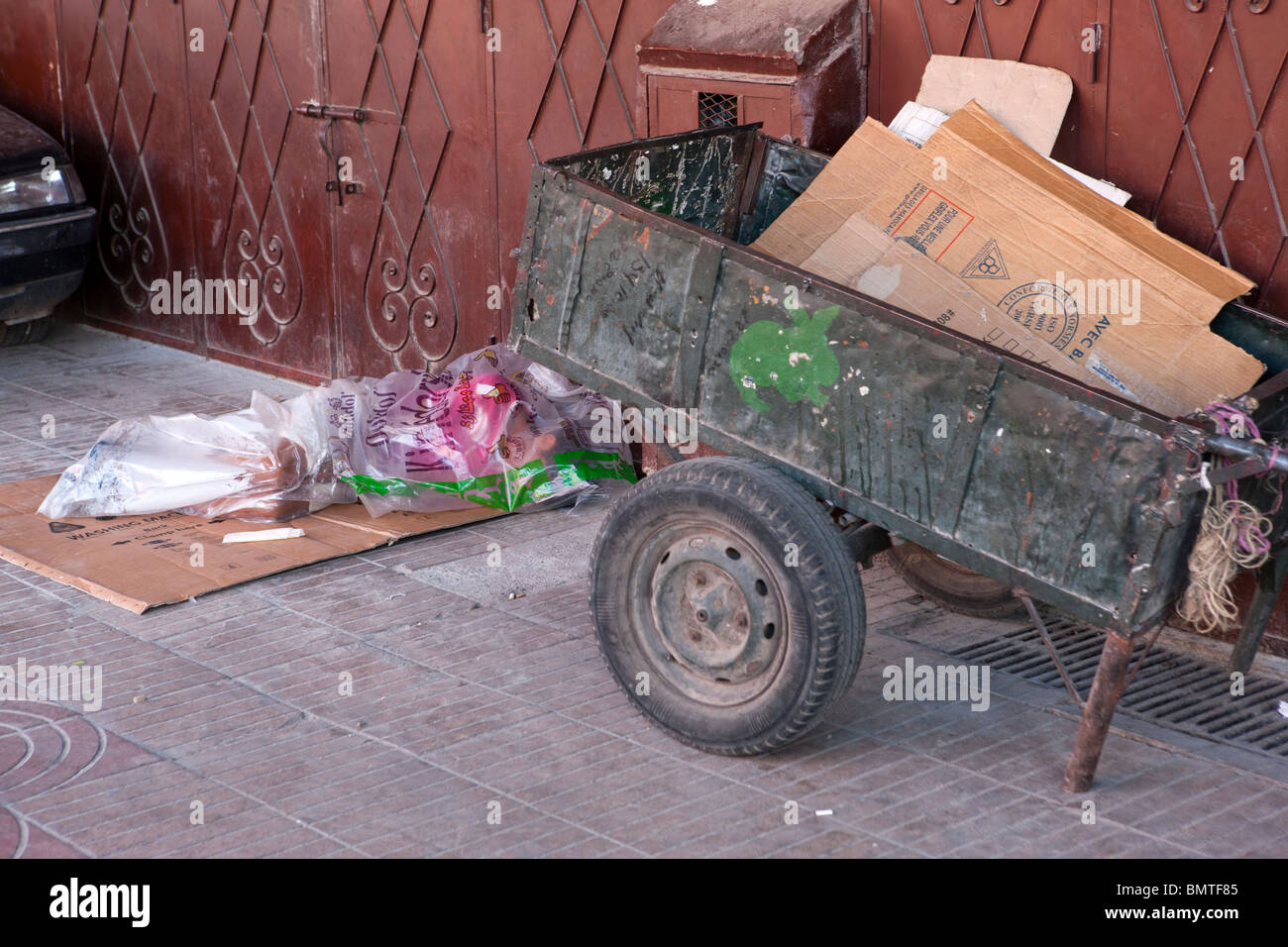 Junge auf der Straße schlafen. Marrakesch. Marokko. Afrika. Stockfoto