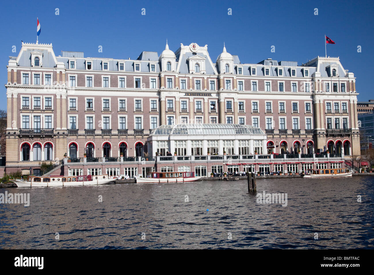 Das Amstel Hotel am Fluss Amstel in Amsterdam, die Niederlande Stockfoto