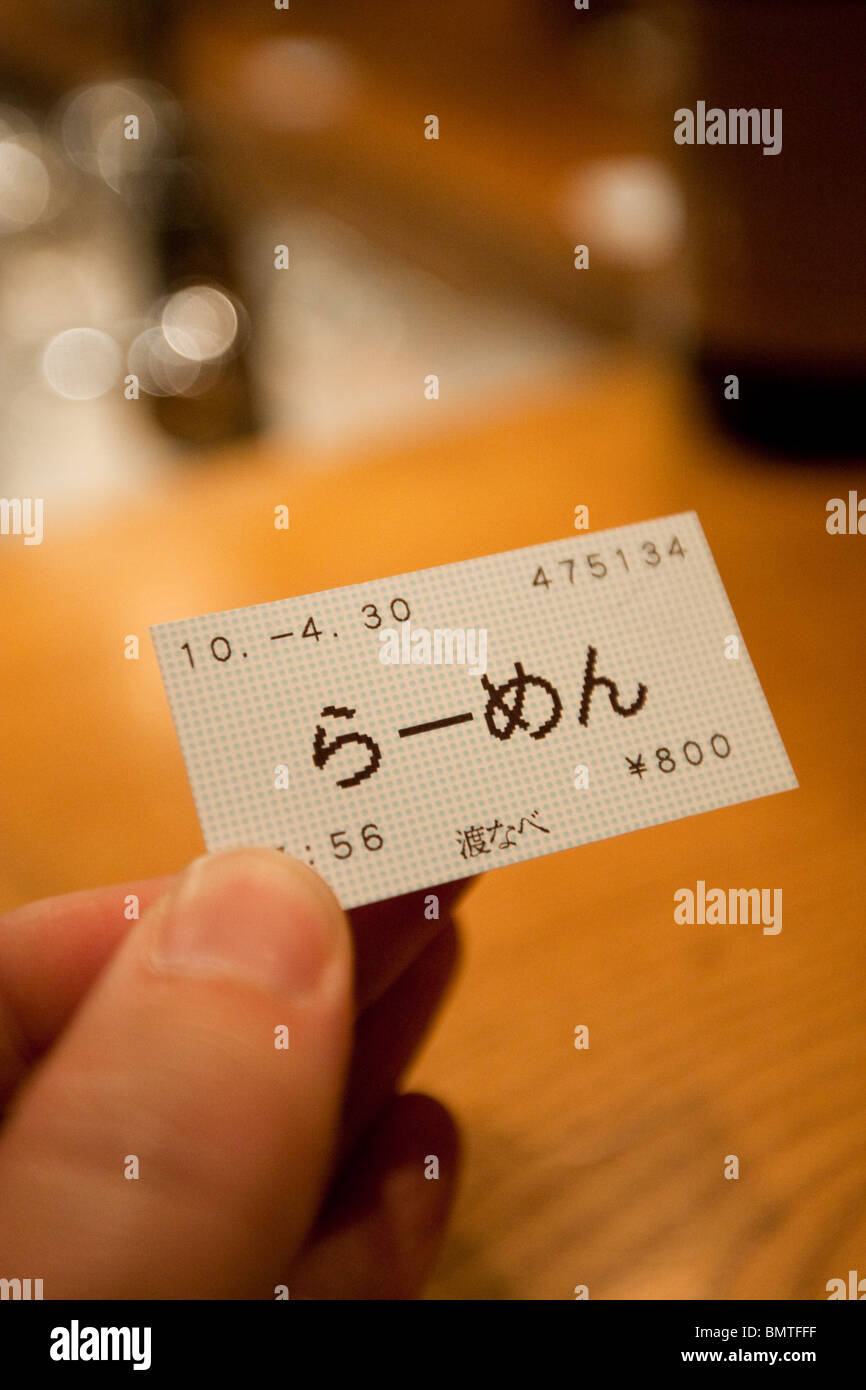 Ein Ticket mit dem "Ramen" in japanische Hiragana-Alphabet liest, verwendet um Ramen-Nudeln im Inneren ein Ramen-Nudel-Restaurant zu kaufen. Stockfoto