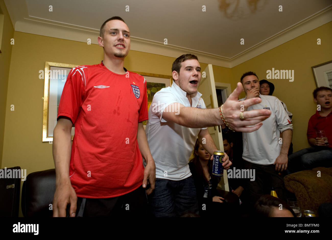 Frustriert England-Fans in einem Haus von Freunden ansehen England gegen Algerien WM-Spiel Stockfoto