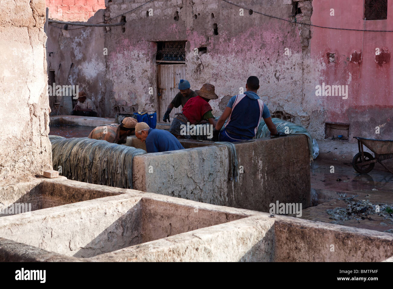 Männer arbeiten in Gerbereien. Marrakesch. Marokko. Afrika. Stockfoto