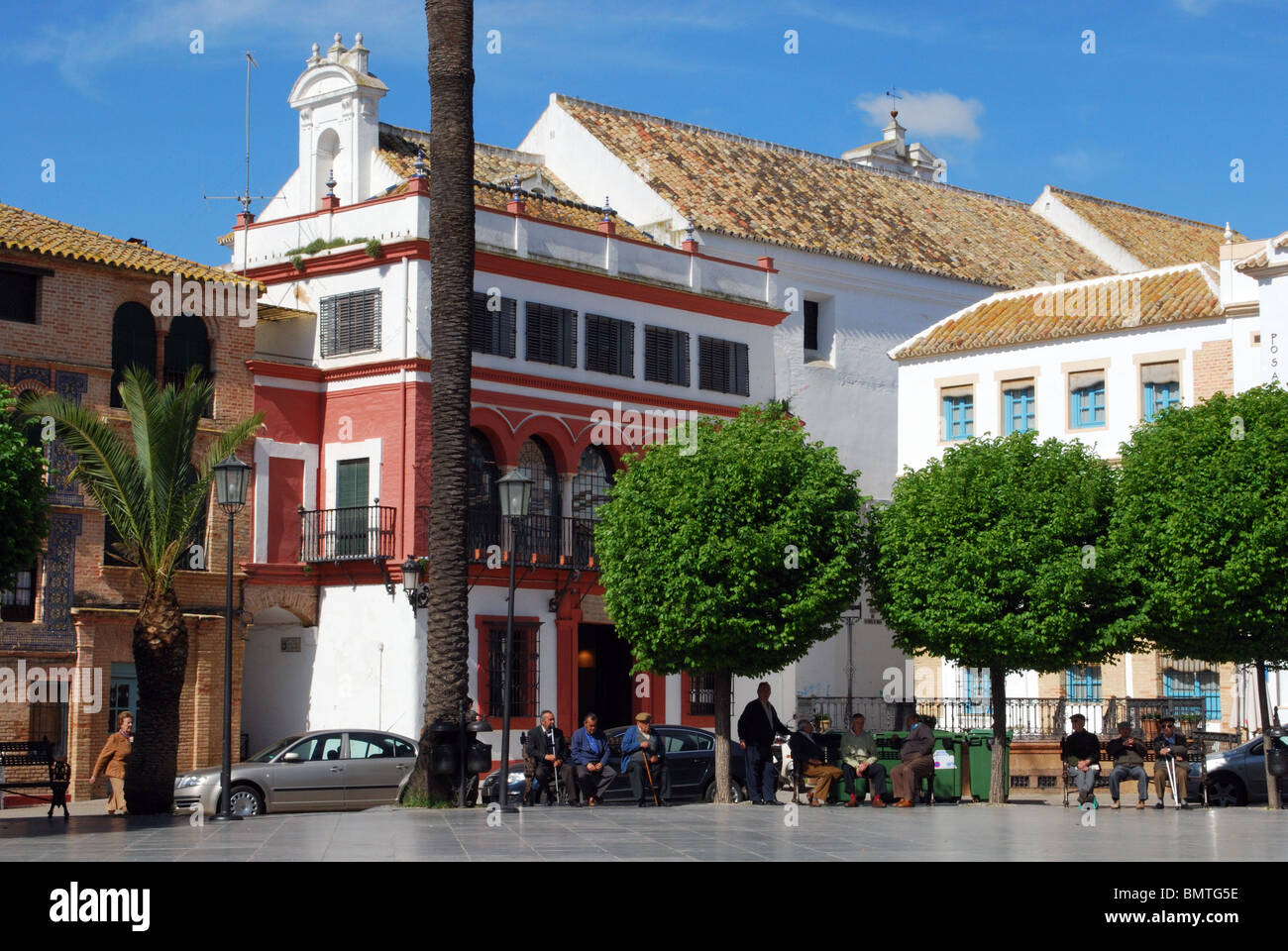 Ältere spanische Männer sitzen auf den Bänken in der Plaza de San Fernando, Carmona, Provinz Sevilla, Andalusien, Südspanien, Westeuropa Stockfoto