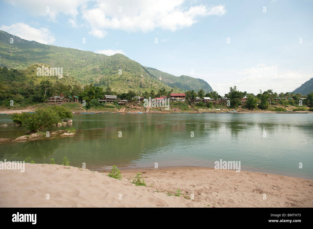 Muang Ngoi Dorf von der gegenüberliegenden Seite des Flusses Nam Ou im nördlichen Laos Stockfoto