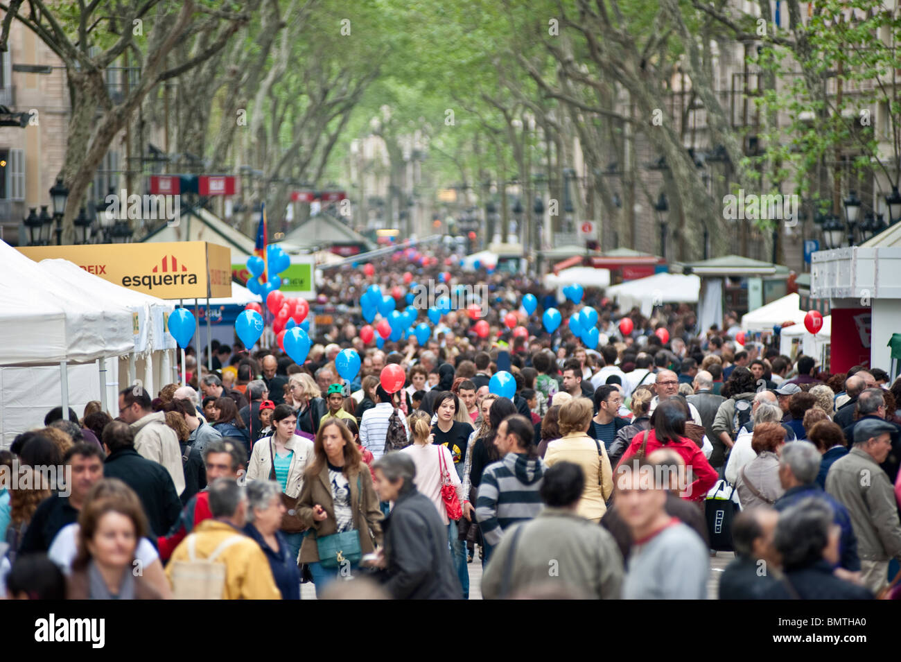 Blick auf Las Ramblas überfüllt mit Menschen am Tag des Sant Jordi Stockfoto