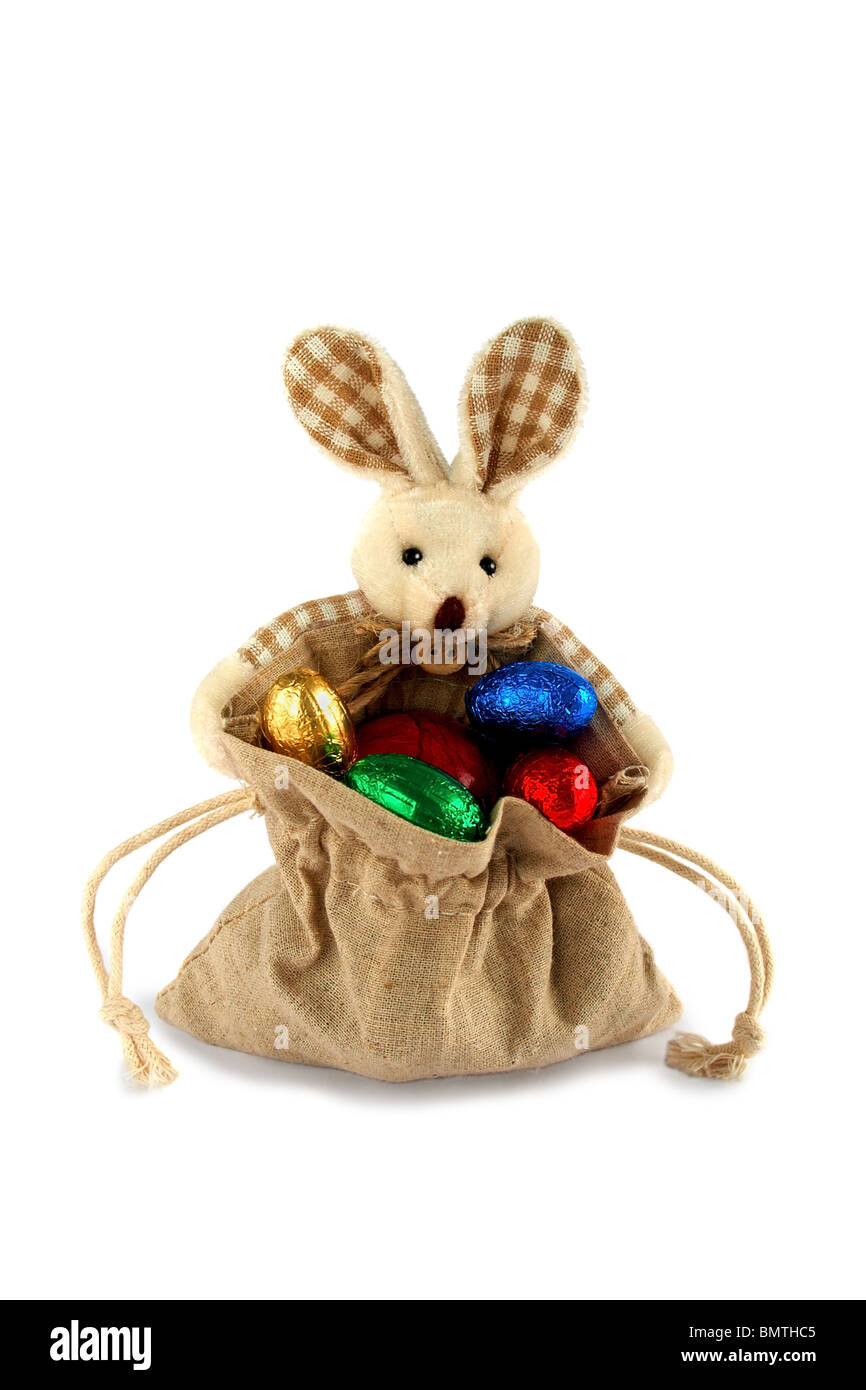 Osterhase mit Taschen voller Geschenke Stockfoto