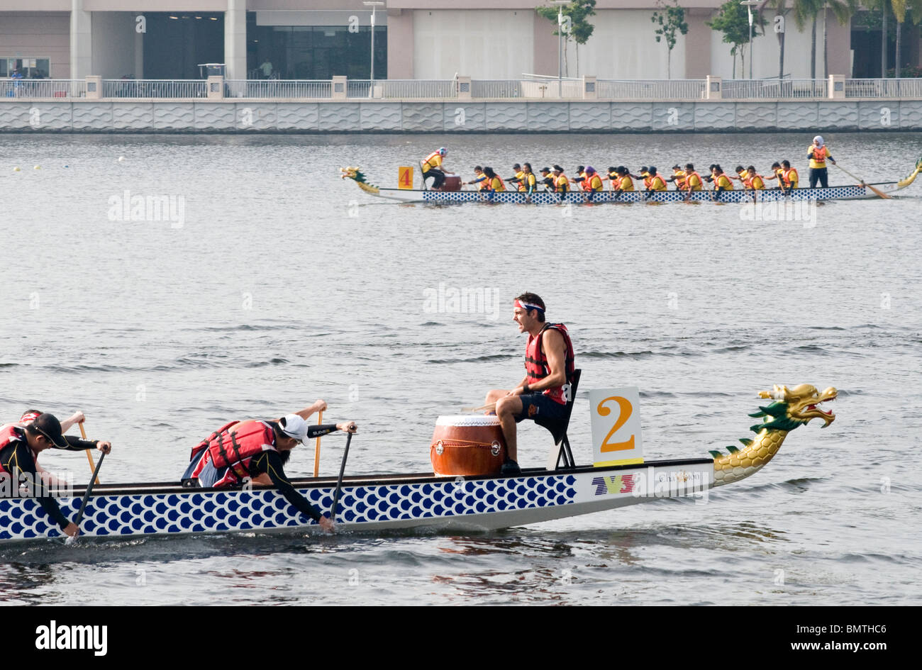 Malaysia International Drachenboot-Festival 2010 statt in Putrajaya mit Teilnehmern aus vielen Ländern in Asien. Stockfoto