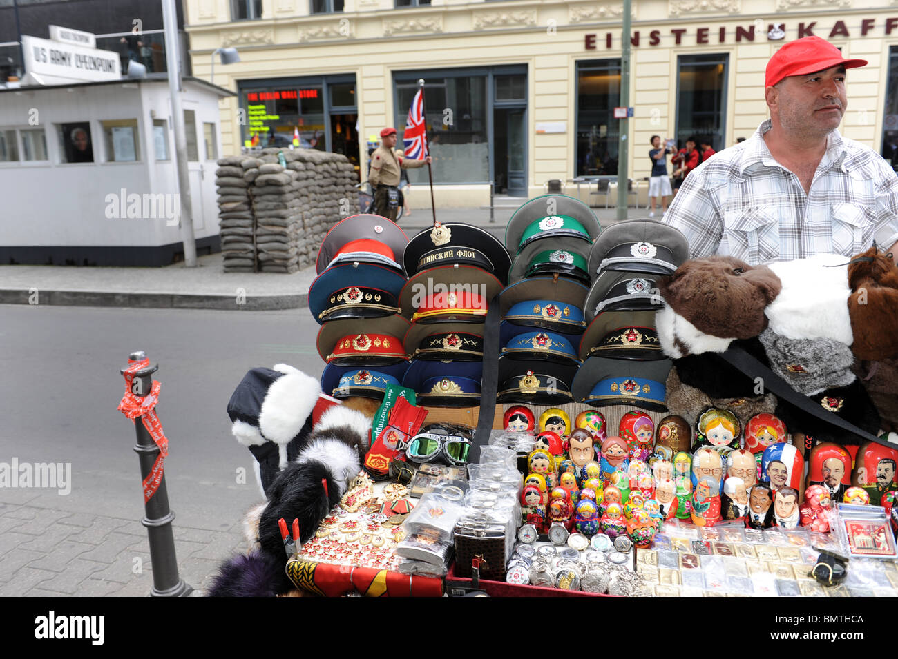 Checkpoint Charlie Souvenir Stall Berlin Deutschland Deutschland Europa Stockfoto