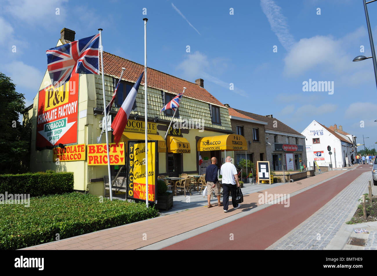 Adinkerke ist eine Kleinstadt im westlichen Belgien wo britische und französische Leute gehen zu billigen Tabak, Zigaretten und Zigarren kaufen Stockfoto