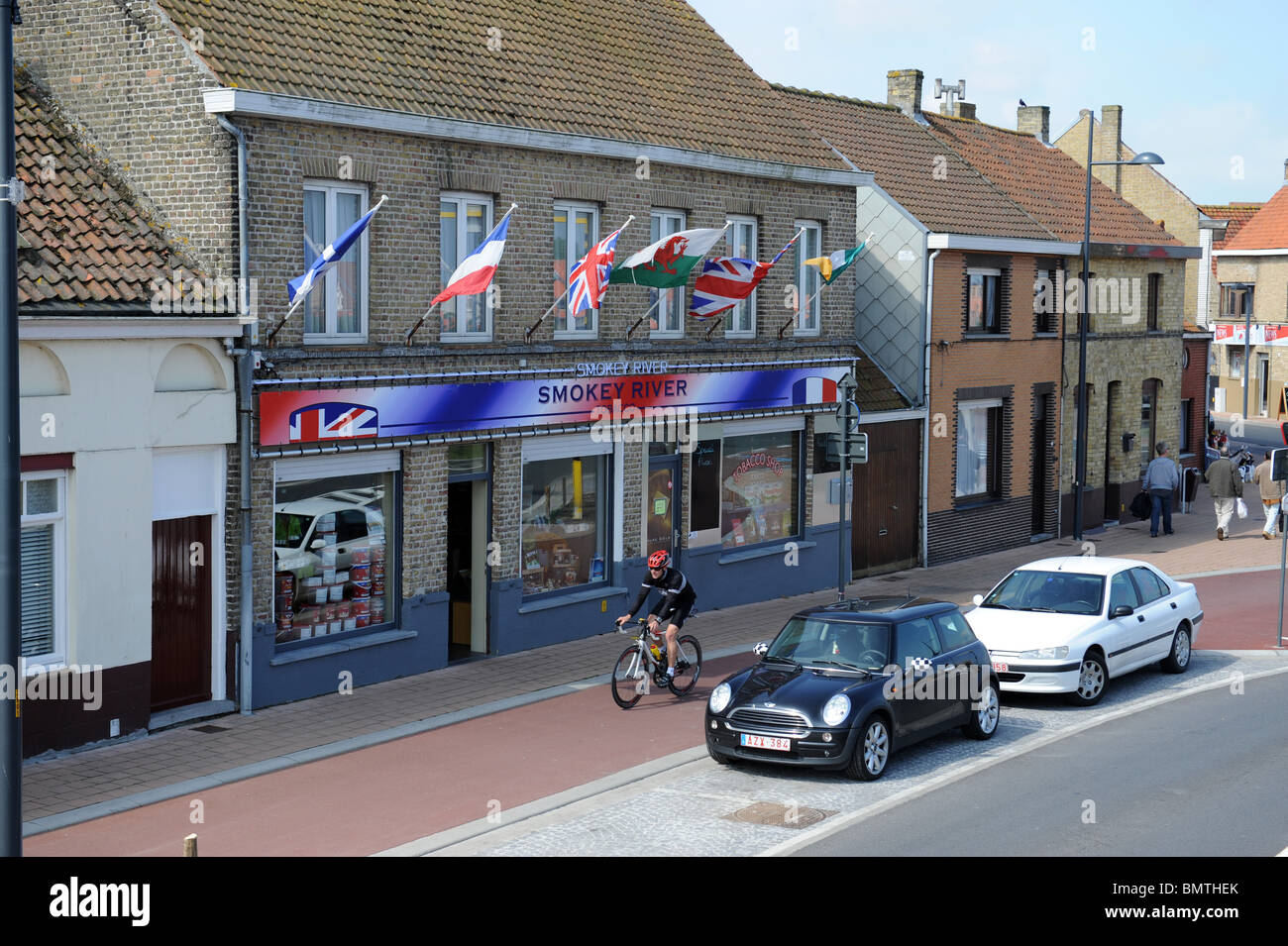 Adinkerke ist eine Kleinstadt im westlichen Belgien wo britische und französische Leute gehen zu billigen Tabak, Zigaretten und Zigarren kaufen Stockfoto