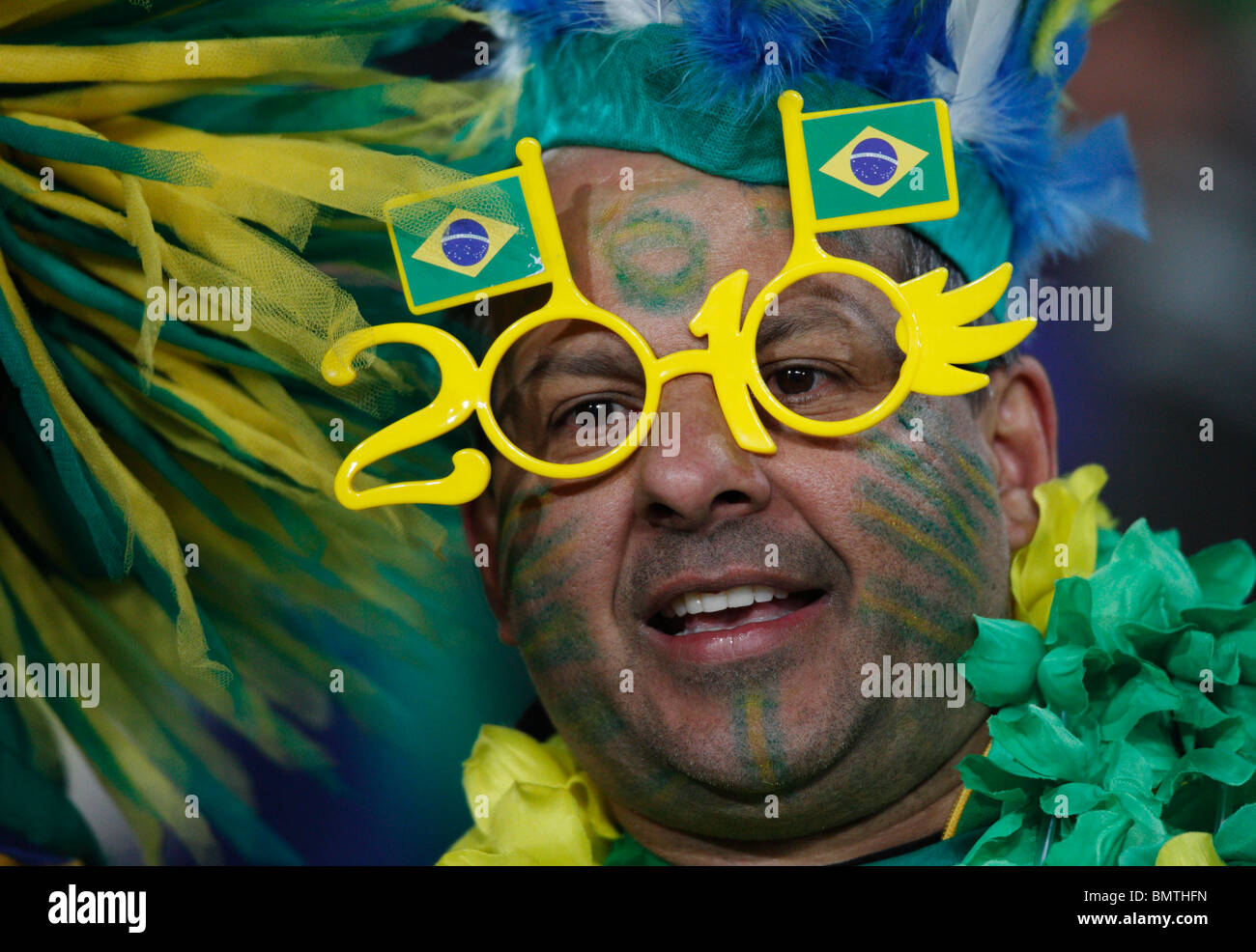 Ein Brasilien-Anhänger vor dem Start eines Fußballspiels 2010 FIFA Fussball-Weltmeisterschaft zwischen Brasilien und Nordkorea 15. Juni 2010 zu sehen. Stockfoto