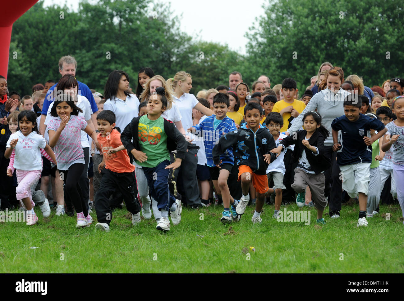 Kinder, die Teilnahme an der Tesco große Schule laufen Stockfoto