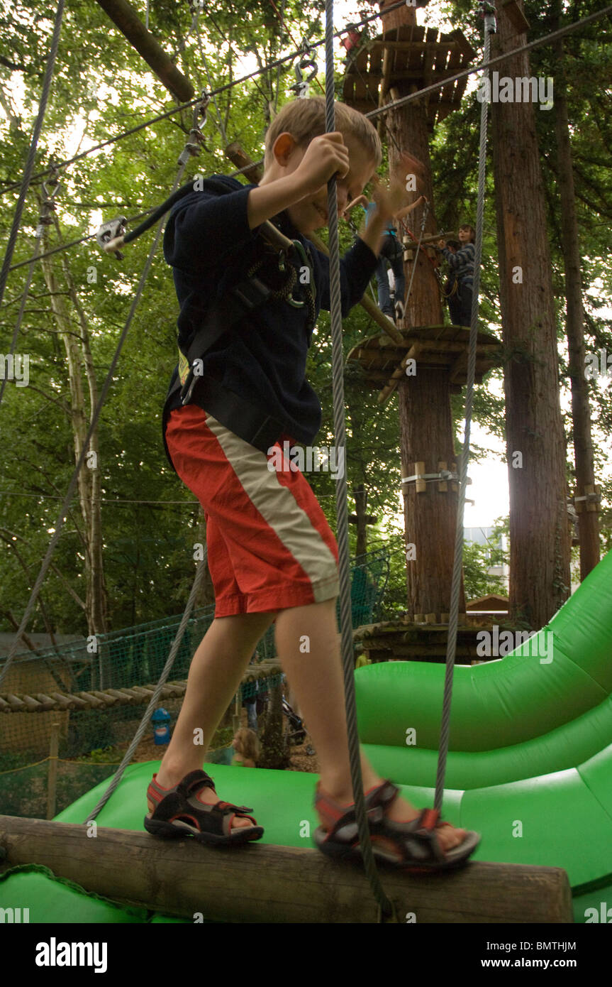 Junge auf Bonobo Antenne Hochseilgarten, Quimper, Frankreich, Europa Stockfoto