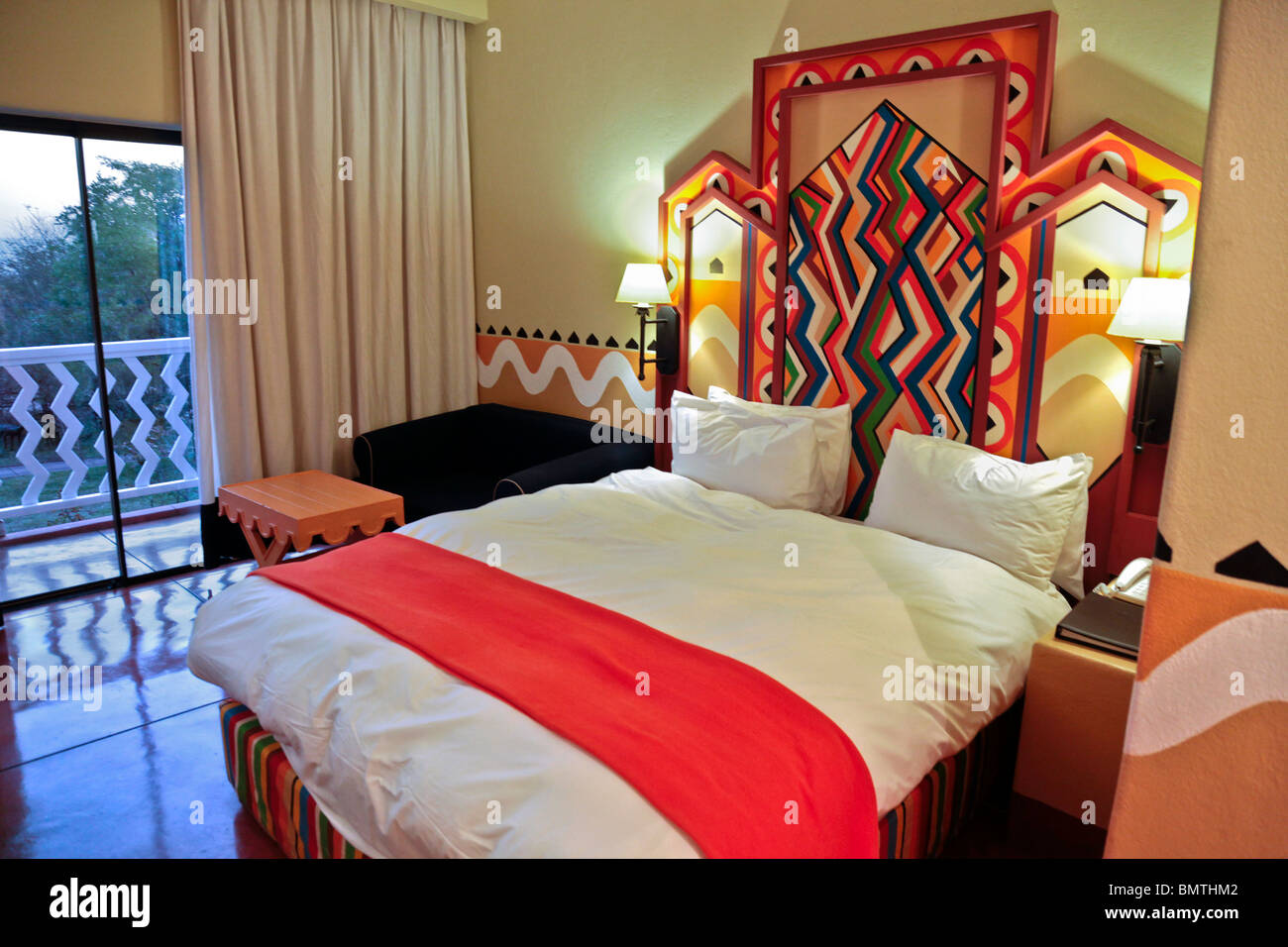 Gurst Schlafzimmer, Sun International Hotel in Victoria Falls. Der Nebel aus dem Fenster zu sehen ist Mosi-Oa-Tunya (Rauch, der donnert). Stockfoto