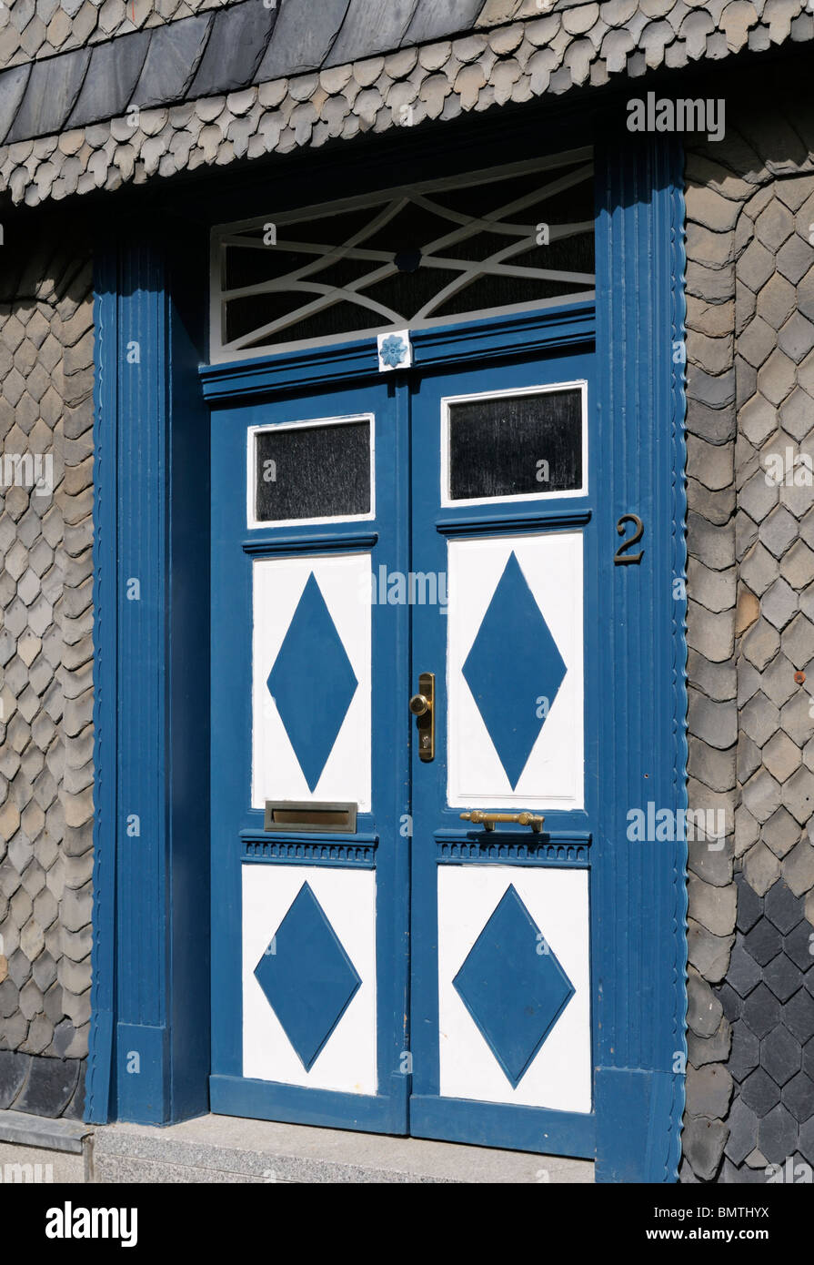 Außentür Blau Weiß Mit Rauten-, Goslar, Deutschland. -Externe Tür blau weiß mit Diamanten, Goslar, Deutschland. Stockfoto
