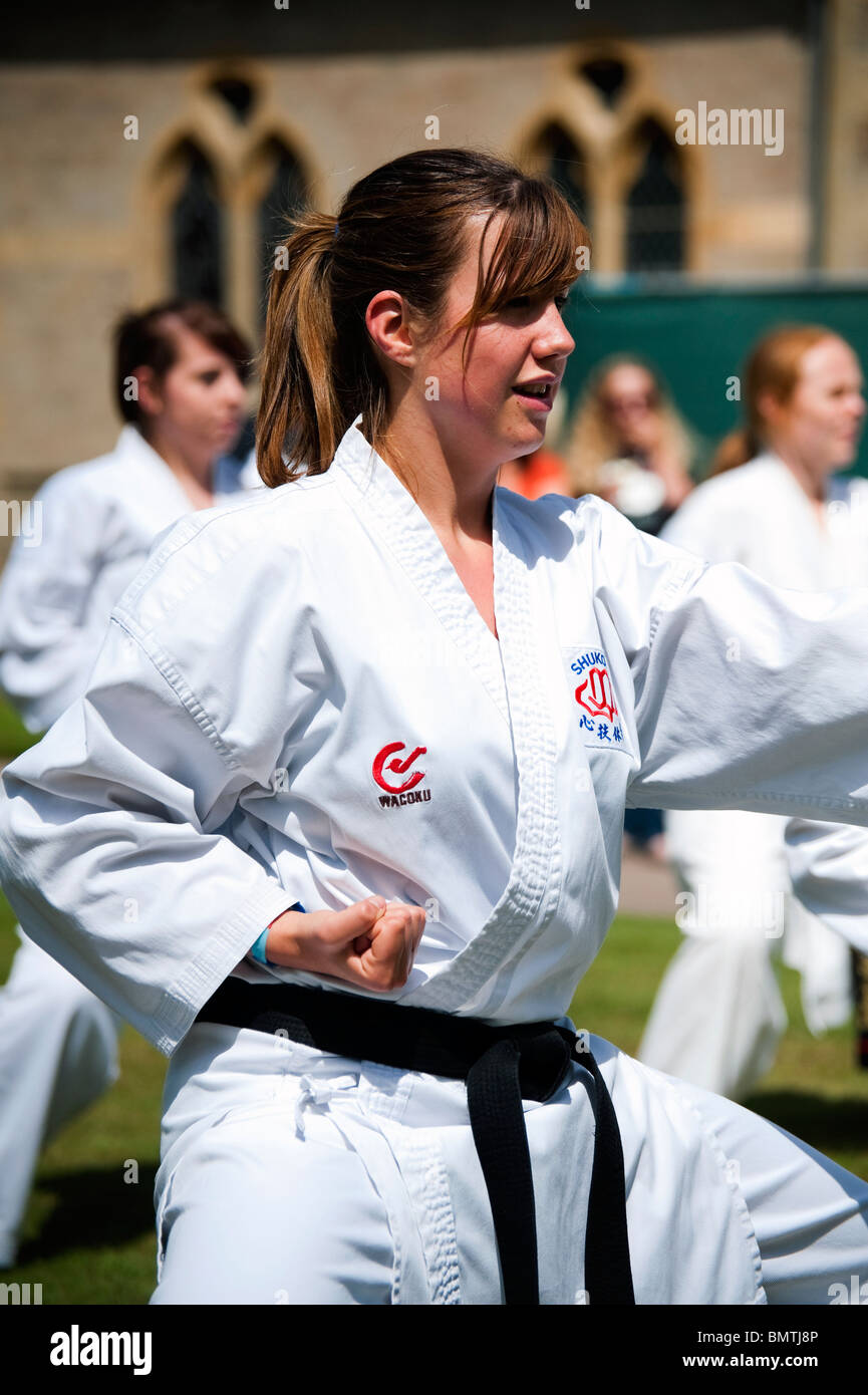 Junge Mädchen, die eine öffentliche Aufführung von Karate außerhalb, UK. Karate Mädchen Black Belt Demonstration. Stockfoto