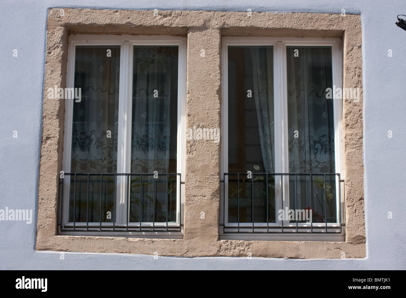 Fenstergitter ummantelt neue doppelt verglaste Fenster Gardine Stockfoto