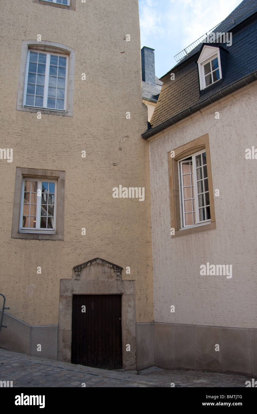 Ecke kontinentalen Wohnhaus Windows Wohnungen Stockfoto