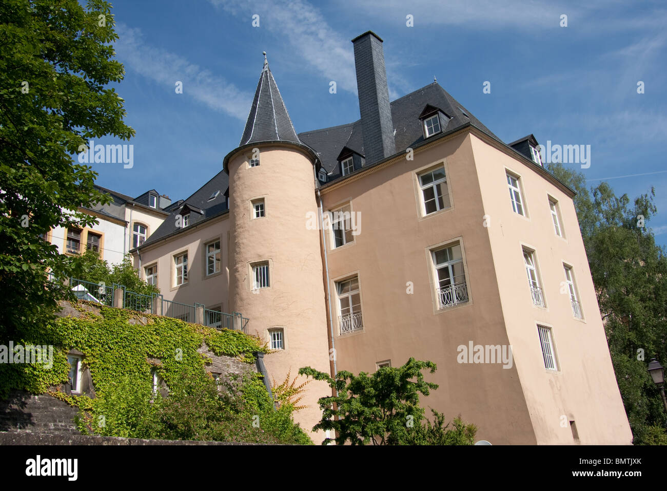 stilvolle kontinentalen Wohnhaus Windows Turm Stockfoto