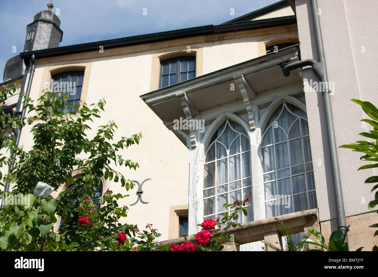 stilvolle kontinentalen Wohnhaus Windows Turm Stockfoto
