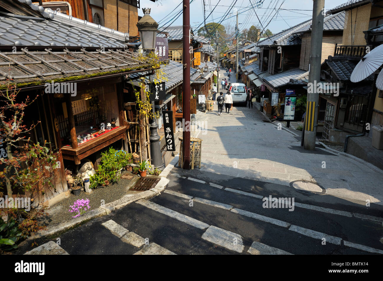 Eine Einkaufsstraße in Kiyomizu 3-Chome in der Altstadt von Kyoto, Japan JP Stockfoto