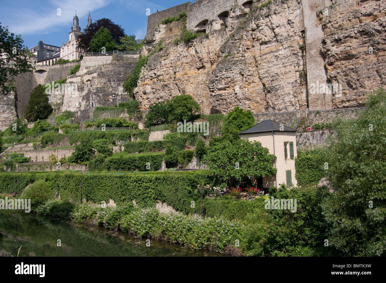 Fluss Befestigung Ramparts Klippe Häuser Bäume Stockfoto