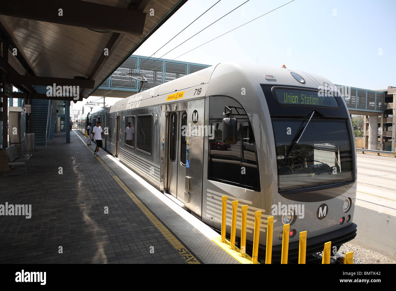 Gold Line light-Rail Transitzug geparkt an der Sierra Madre-Station in Pasadena, Los Angeles County. Stockfoto