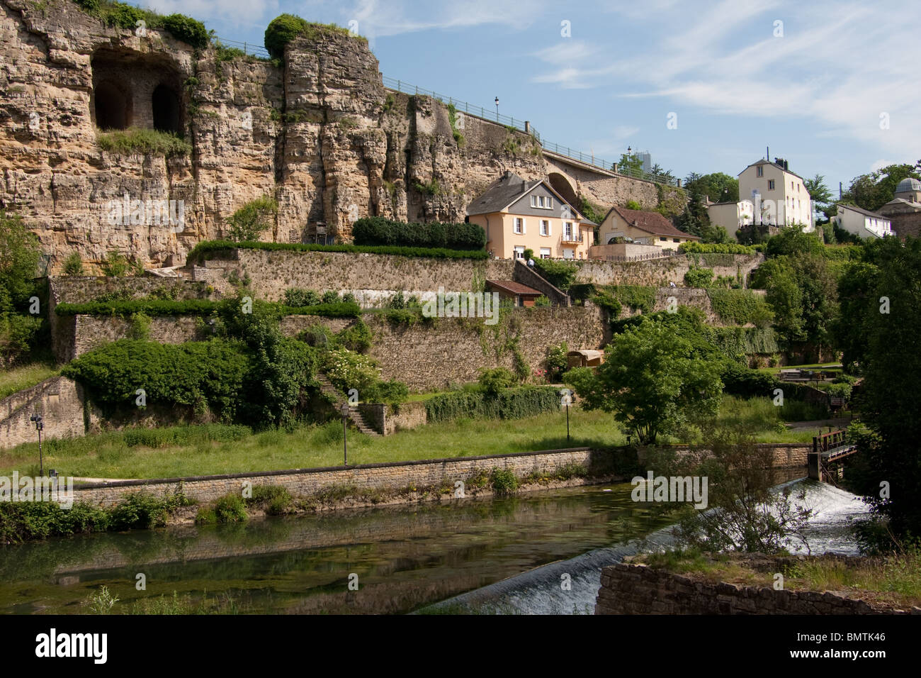 Fluss Befestigung Ramparts Klippe Häuser Bäume Stockfoto