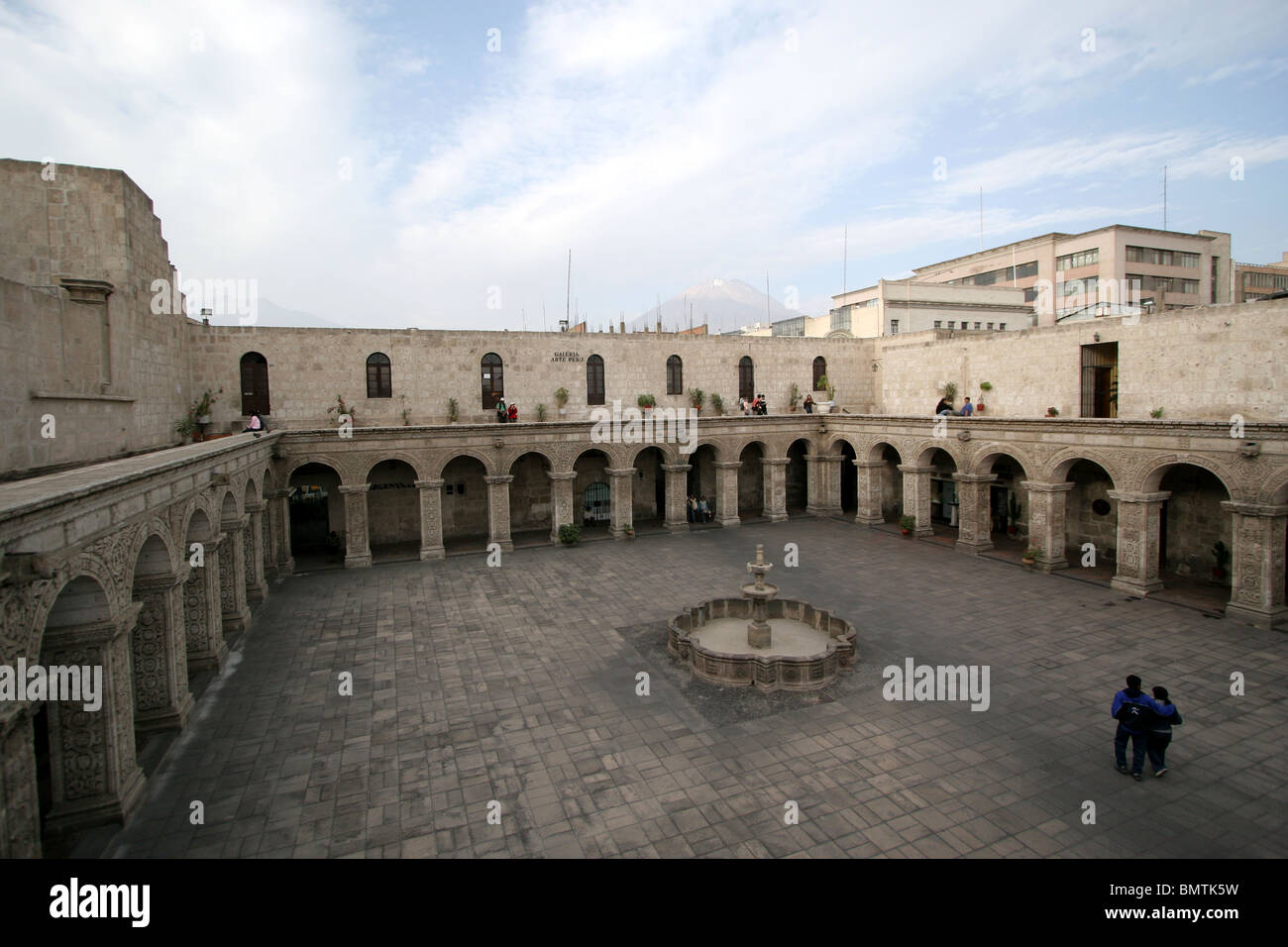 Kirche von La Compania und Klöster, Arequipa, Peru, Südamerika. El Misti Vulkan Zuckerrohr in dir gesehen werden Backgound. Stockfoto