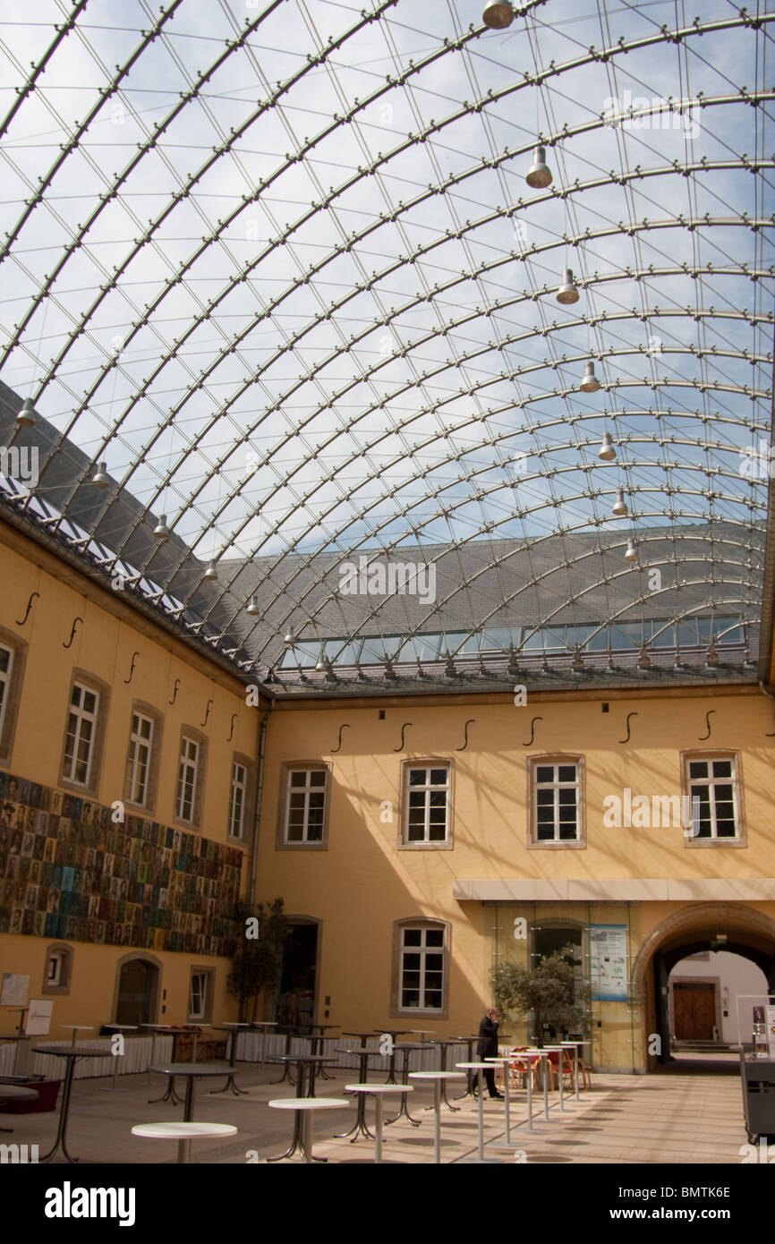 glasüberdachte Café Galerie Wand Wandbild Dach Speisen Stockfoto