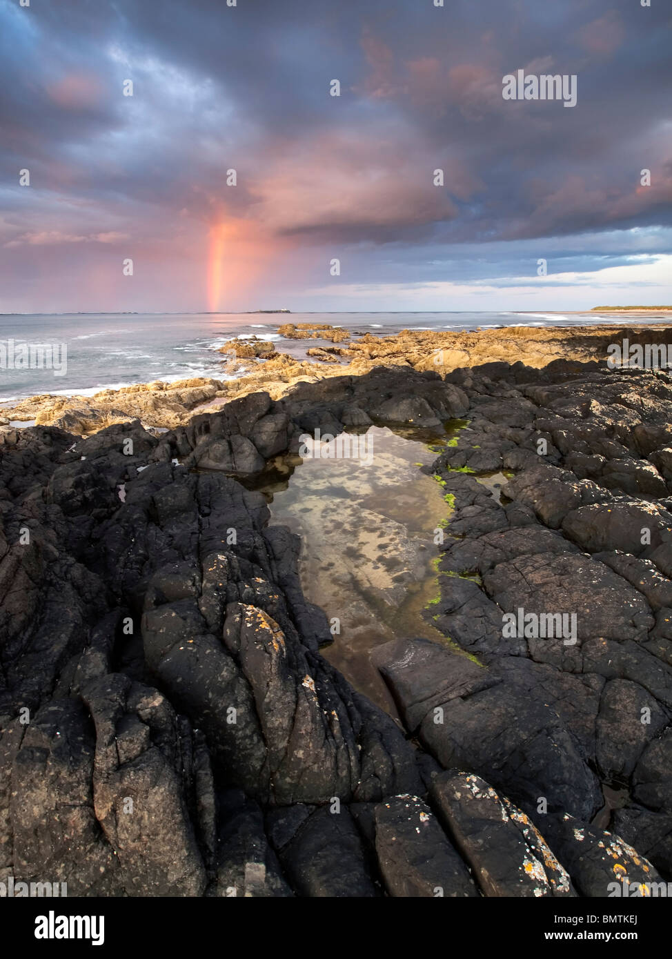 Regenbogen über den Farne Islands, Northumberland Stockfoto
