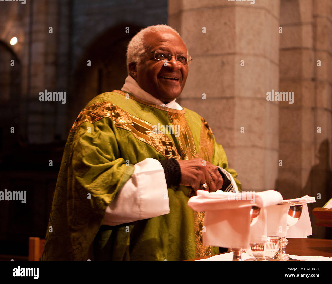 Desmond Tutu am Altar Stockfoto