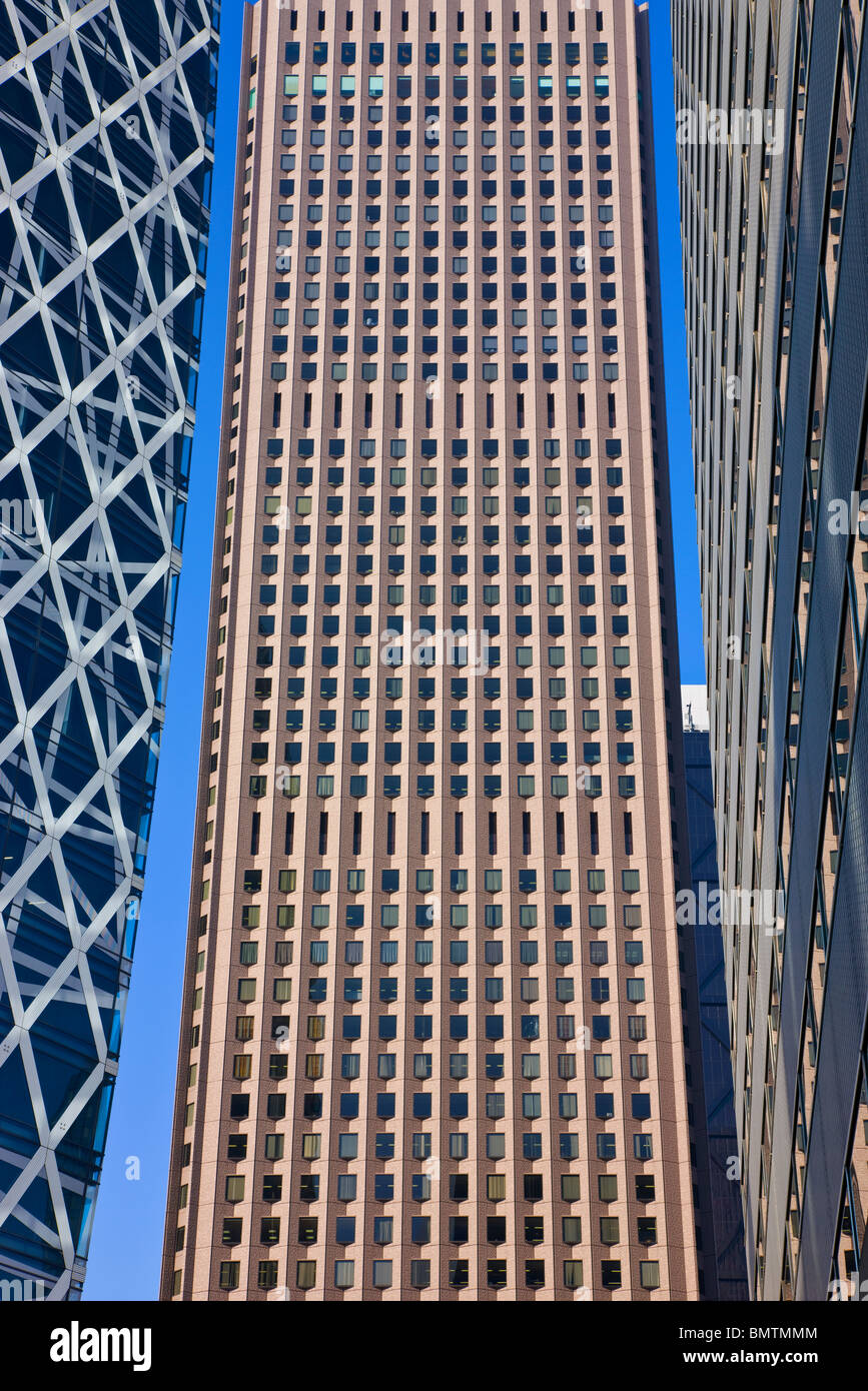 Cocoon Tower, Shinjuku Center Gebäude, und Shinjuku L Turm Ausdehnung in den klaren, blauen Himmel der westlichen Nishi-Shinjuku Bezirk in Tokyo, Japan. Stockfoto