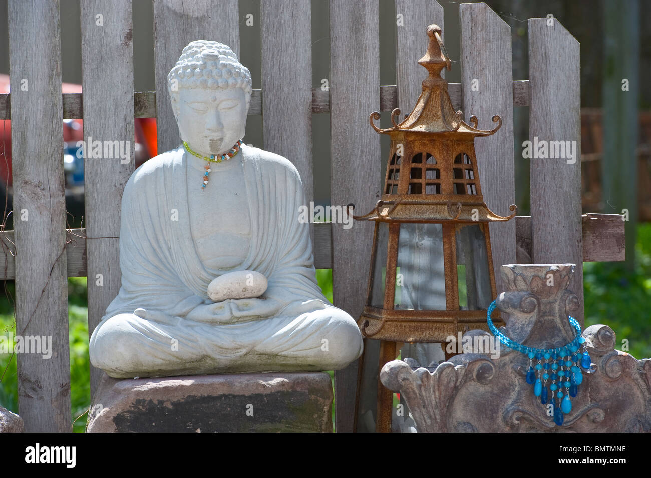 Statue des Buddha in einem Hinterhof, Michigan, USA Stockfoto